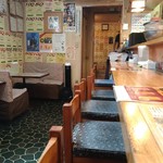 ロビンソンクルーソーカレーハウス - カウンター席から奥の店内