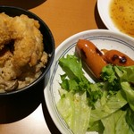 食彩キッチン ユー・アイ - キノコの炊き込みご飯に唐揚げ。チープな感じのフランクが美味しい。