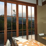 湯富里の宿 一壷天 - 夕食の個室＿大きな窓から中庭と由布岳が