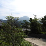 湯富里の宿 一壷天 - 中庭から由布岳を望む