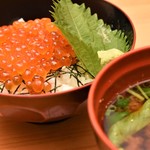 魚菜　わこん - いくら丼と味噌汁