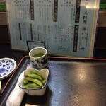 いわし舟 - お通しの枝豆とお茶