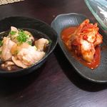 創作和牛料理 多べ - 左；ホルモンポン酢
右；キムチ