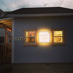 FREELY&CAFE - カバードポーチとロゴサインが目印