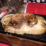 ステーキとハンバーグ佐藤  - ナイフを入れると肉汁とチーズの洪水！