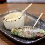 炭焼馳走屋 萬鳥商店 - 長芋ホクホク串、オクラの肉巻き串