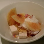 フロリレージュ - 自分は桃とホワイトチョコレートのデザート