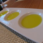 ファニエンテ - ３種類の味の異なるオリーブオイル。パンに付けて頂きます