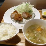 豚処 馳走 やまとや - ヒレカツを半分食べたところでご飯、豚汁、キャベツのお代わりをもらいました