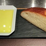 イル アオヤマ - 自家製フォカッチャ、オリーブオイル