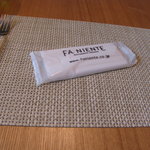 ファニエンテ - テーブルはシンプルで清潔感があります