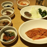 鄭만석미역 - 付け合せのパンチャン(お惣菜)