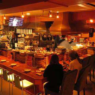 U-shaped counter seats surrounding the cooking area