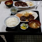 両苑 - トンカツ定食、600えん！