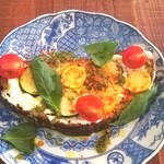 ブリコラージュ ブレッド アンド カンパニー ダイニング・カフェ - 軽井沢無農薬ズッキーニ、ミニトマト、ジェノベーゼのブリコラージュブレッドタルティーヌ。サラダとスープつき1500円。税込　ズッキーニのさわやかな苦みがジェノベーゼソースでまろやかに♡　20180831