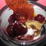 ルチアーノショー - ポルト酒コンポートのアメリカンチェリー、バナナクレープとバニラアイス、金箔スティックカカオショコラ