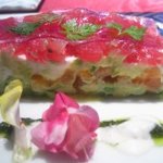 マグロとトマトとアボカドのタルタル　赤紫蘇のジュレとマンゴーのパヴェ仕立て