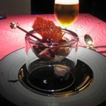 ルチアーノショー - ポルト酒でコンポートしたアメリカンチェリー、バナナクレープとバニラアイス、金箔を纏ったカカオショコラ