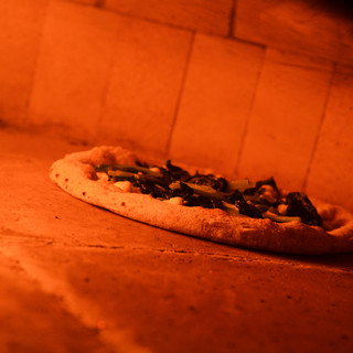 ナポリ感じる◎本格的な「薪窯」で焼き上げるからこその味を。