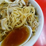 金龍 - 加水率低めの佐々木製麺(市内陽光台)の麺。醤油スープはゲンコツ、トンコツ、昆布とのこと。