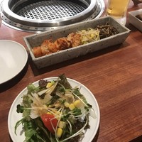 やきにくのバクロ 博多店 - 初めにサラダとナムル盛り合わせ！