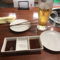 やきにくのバクロ 博多店 - 左からぽん酢、塩、焼肉タレ！
                生ビール！