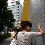 ラーメン二郎 - ②店舗前に到着。先客11…いや、12。