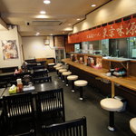東京味源 - カウンター席・テーブル席と充実しております。