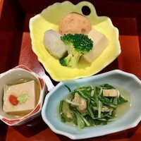 美濃吉 京王新宿店 - 下の段（引き出しの中）は焚き物中心。