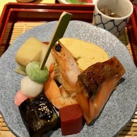 美濃吉 京王新宿店 - 上の段は焼きもの中心。