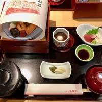 美濃吉 京王新宿店 - このようなスタイルでサーブされ、仲居さんがおひな様の紙を外し、下の引き出しを開けてくれる。