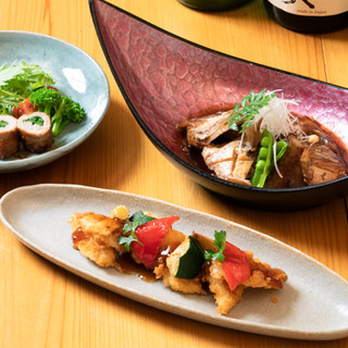 アレンジが利いた一品料理に舌鼓。その日のおすすめも、是非！