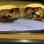 ブランジュリー パリの空の下 - シェーブル・トマト断面 （下手御免）