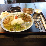 旧ヤム邸 - ぜんかけ（蓮根と胡麻しょう油ソテーに酒粕ピックル鶏キーマ、ほうれん草のミルクチキンカレー、セロリと茗荷のさっぱり煮とスパイシ―ビーフ＆ポークキーマ）ジャスミンライス大、ピクルス大