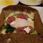 ガレット　手前･･･ローストビーフ、奥･･･ラタトゥイユ