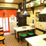 肉八 - 1Fは下町の焼肉屋さんのイメージ。常連さんからはこの雰囲気が好きと人気。