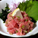 海塾 - タタキマグロ　タタキの技法でトロトロの食感が生まれる。やはり旨い料理には手間は欠かせない。