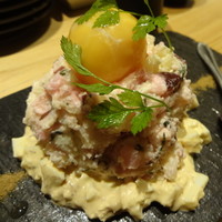 宇田川 紫扇 - 芝漬けと香味野菜のポテトサラダ 燻製黄身添え