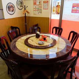 The round table semi-private room, which can accommodate up to 8 people, is suitable for entertaining.
