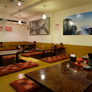 We offer [table seats] and [tatami seats] which are raised slightly.