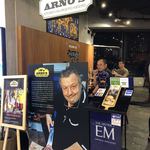 Arno's Emquartier - 遠近法。真ん中のおじさん、ポーズ決まってます