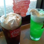 カフェ キャピターノ - コーラフロートとメロンソーダフロート