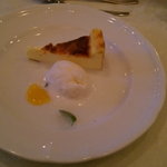 デザートのチーズケーキとヨーグルトのシャーベット