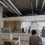 ブルーボトルコーヒー - 朝早いこともあって店内は空き気味ですが、日本のブルーボトルコーヒーの店舗の中でもオシャレ感はピカイチ！