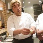 創作串揚げ つだ - 食材の説明をする津田さん