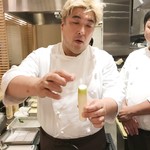 創作串揚げ つだ - 食材の説明をする津田さん