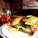 ヴィレッジヴァンガード ダイナー - ハワイアンローラーコースターバーガー＋アボカドトッピング