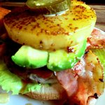 ヴィレッジヴァンガード ダイナー - ハワイアンローラーコースターバーガー＋アボカドトッピング