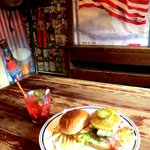 ヴィレッジヴァンガード ダイナー - ハワイアンローラーコースターバーガー＋アボカドトッピング、ベリーアイランドパンチ