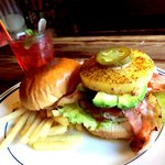 ヴィレッジヴァンガード ダイナー - ハワイアンローラーコースターバーガー＋アボカドトッピング